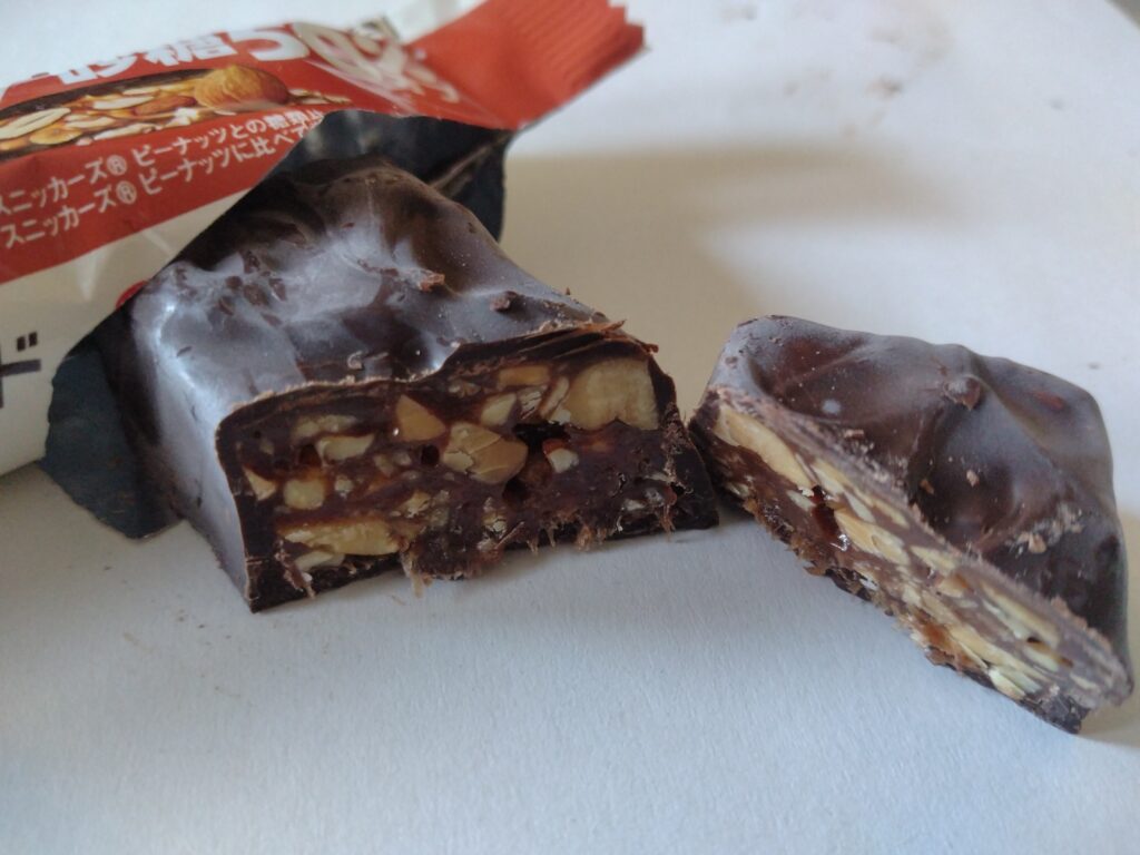 MARS社　マース社　SNICKERS スニッカーズ　ハーフシューガー　アーモンド　糖質50％オフ　断面