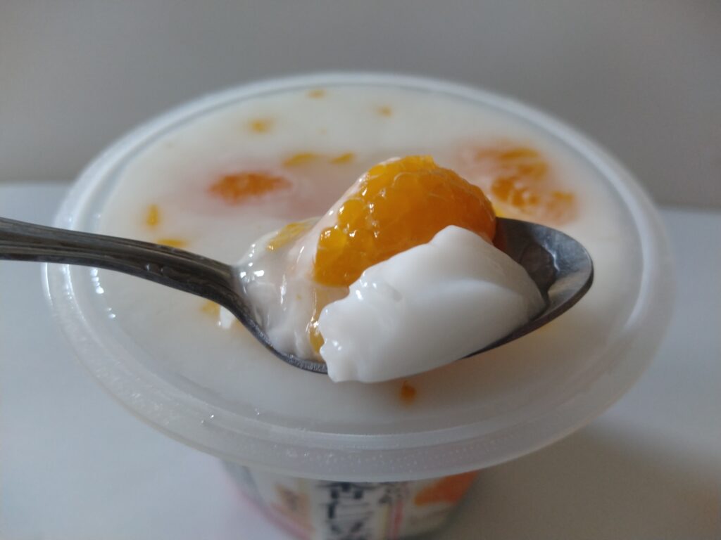 株式会社たらみ なめらか杏仁豆腐みかん このおいしさで80kcal断面